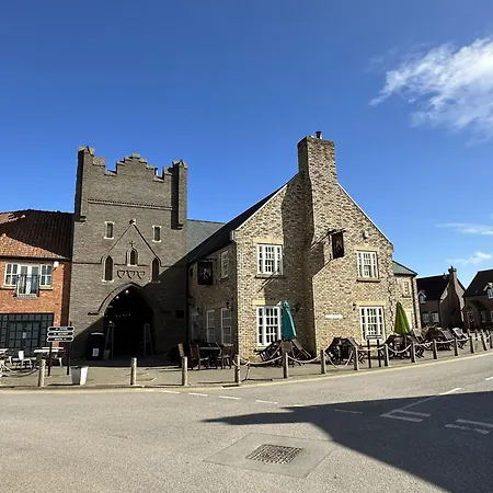 Baybreak - Part Of The The Bay Village With Pool, Gym And Direct Access, Pub, Restaurant, Tennis And Meadows Walks *