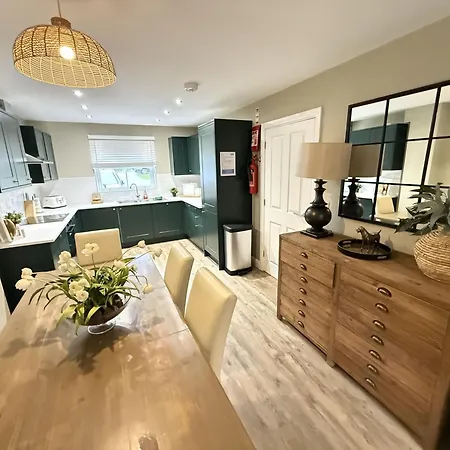 Baybreak - Part Of The The Bay Village With Pool, Gym And Direct Access, Pub, Restaurant, Tennis And Meadows Walks 度假居 *