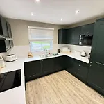 Baybreak - Part Of The The Bay Village With Pool, Gym And Direct Access, Pub, Restaurant, Tennis And Meadows Walks * Filey