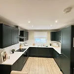 Baybreak - Part Of The The Bay Village With Pool, Gym And Direct Access, Pub, Restaurant, Tennis And Meadows Walks Feriehus
