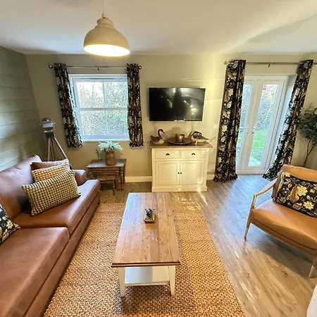 Baybreak - Part Of The The Bay Village With Pool, Gym And Direct Access, Pub, Restaurant, Tennis And Meadows Walks Holiday home