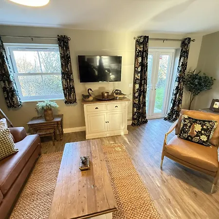 Baybreak - Part Of The The Bay Village With Pool, Gym And Direct Access, Pub, Restaurant, Tennis And Meadows Walks Holiday home *