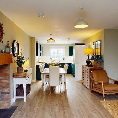 Baybreak - Part Of The The Bay Village With Pool, Gym And Direct Access, Pub, Restaurant, Tennis And Meadows Walks *