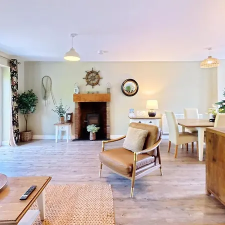 Holiday home Baybreak - Part Of The The Bay Village With Pool, Gym And Direct Access, Pub, Restaurant, Tennis And Meadows Walks Filey