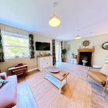 Baybreak - Part Of The The Bay Village With Pool, Gym And Direct Access, Pub, Restaurant, Tennis And Meadows Walks *