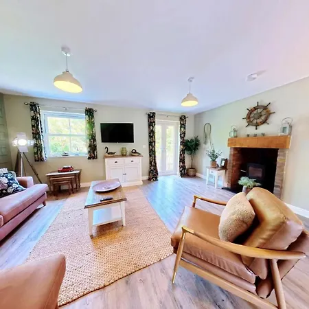Baybreak - Part Of The The Bay Village With Pool, Gym And Direct Access, Pub, Restaurant, Tennis And Meadows Walks Holiday home Filey