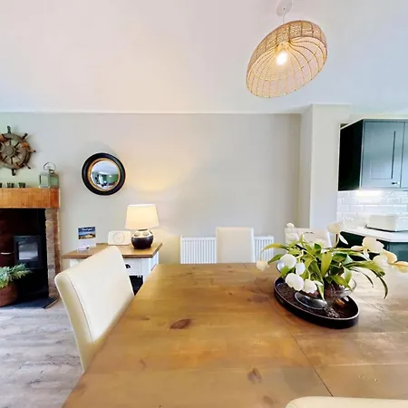 Baybreak - Part Of The The Bay Village With Pool, Gym And Direct Access, Pub, Restaurant, Tennis And Meadows Walks Filey