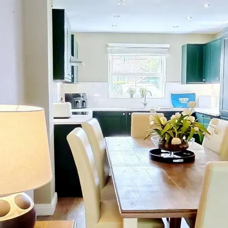 Baybreak - Part Of The The Bay Village With Pool, Gym And Direct Access, Pub, Restaurant, Tennis And Meadows Walks Holiday home *