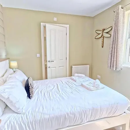Baybreak - Part Of The The Bay Village With Pool, Gym And Direct Access, Pub, Restaurant, Tennis And Meadows Walks Holiday home *