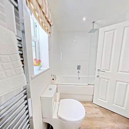 Baybreak - Part Of The The Bay Village With Pool, Gym And Direct Access, Pub, Restaurant, Tennis And Meadows Walks Filey