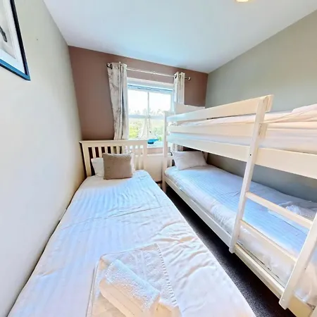 Baybreak - Part Of The The Bay Village With Pool, Gym And Direct Access, Pub, Restaurant, Tennis And Meadows Walks * Filey