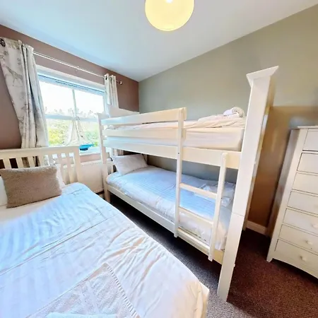 Baybreak - Part Of The The Bay Village With Pool, Gym And Direct Access, Pub, Restaurant, Tennis And Meadows Walks Holiday home *