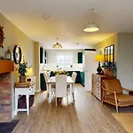 Baybreak - Part Of The The Bay Village With Pool, Gym And Direct Access, Pub, Restaurant, Tennis And Meadows Walks *